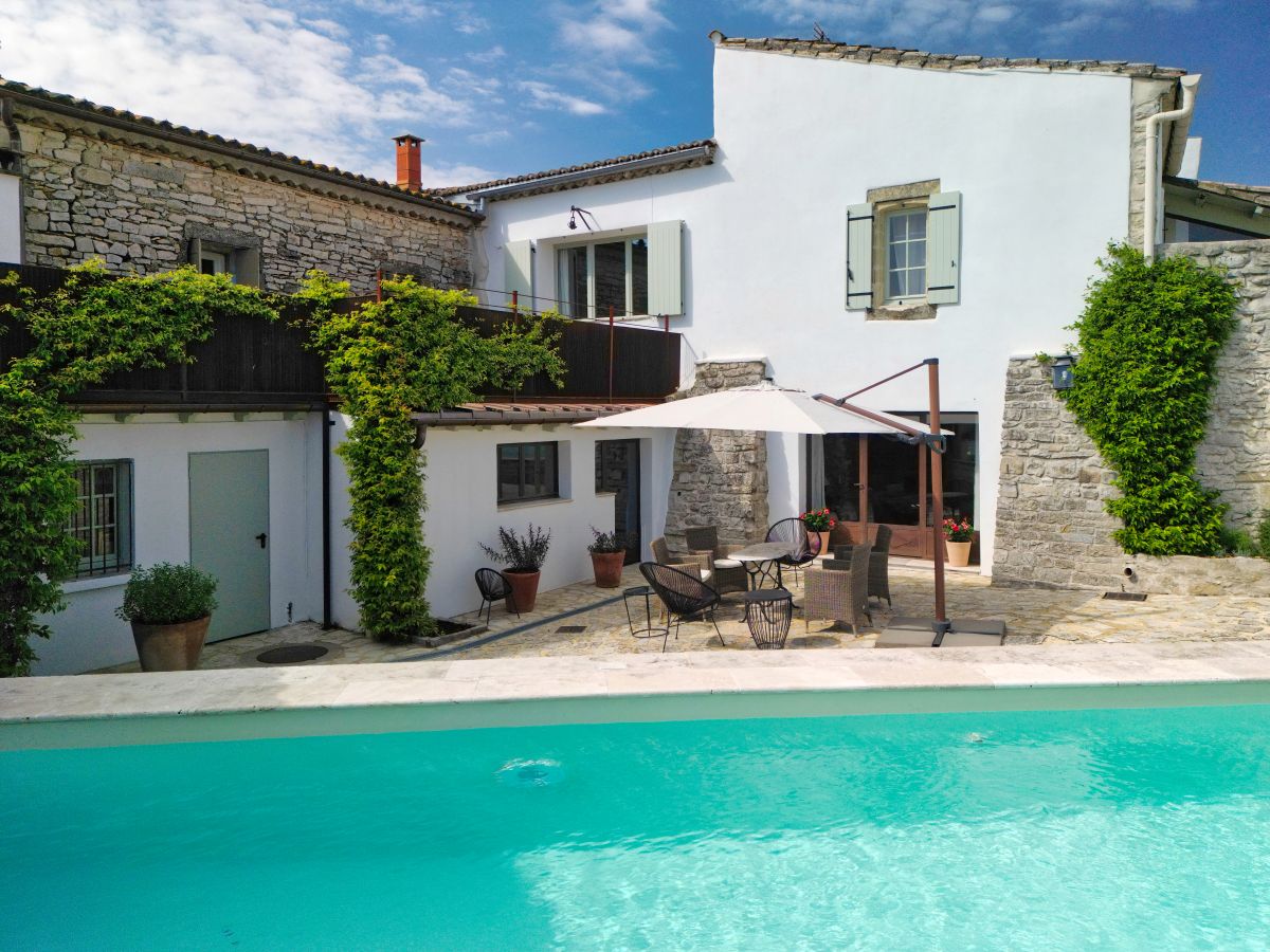 achat-vente-prieuré-rénové-immobilier-calvisson-gard-les-archineurs-immobilier-insolite