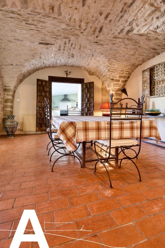 achat-vente-prieuré-rénové-immobilier-calvisson-gard-les-archineurs-immobilier-insolite