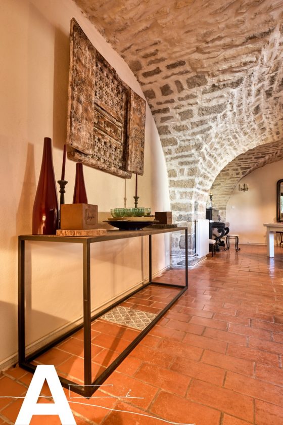 achat-vente-prieuré-rénové-immobilier-calvisson-gard-les-archineurs-immobilier-insolite