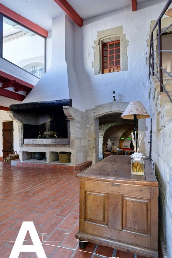 achat-vente-prieuré-rénové-immobilier-calvisson-gard-les-archineurs-immobilier-insolite