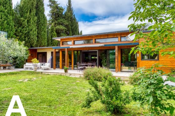 maison-en-bois-avant-gardiste-proche-de-sommieres-immobilier-insolite-les-archineurs