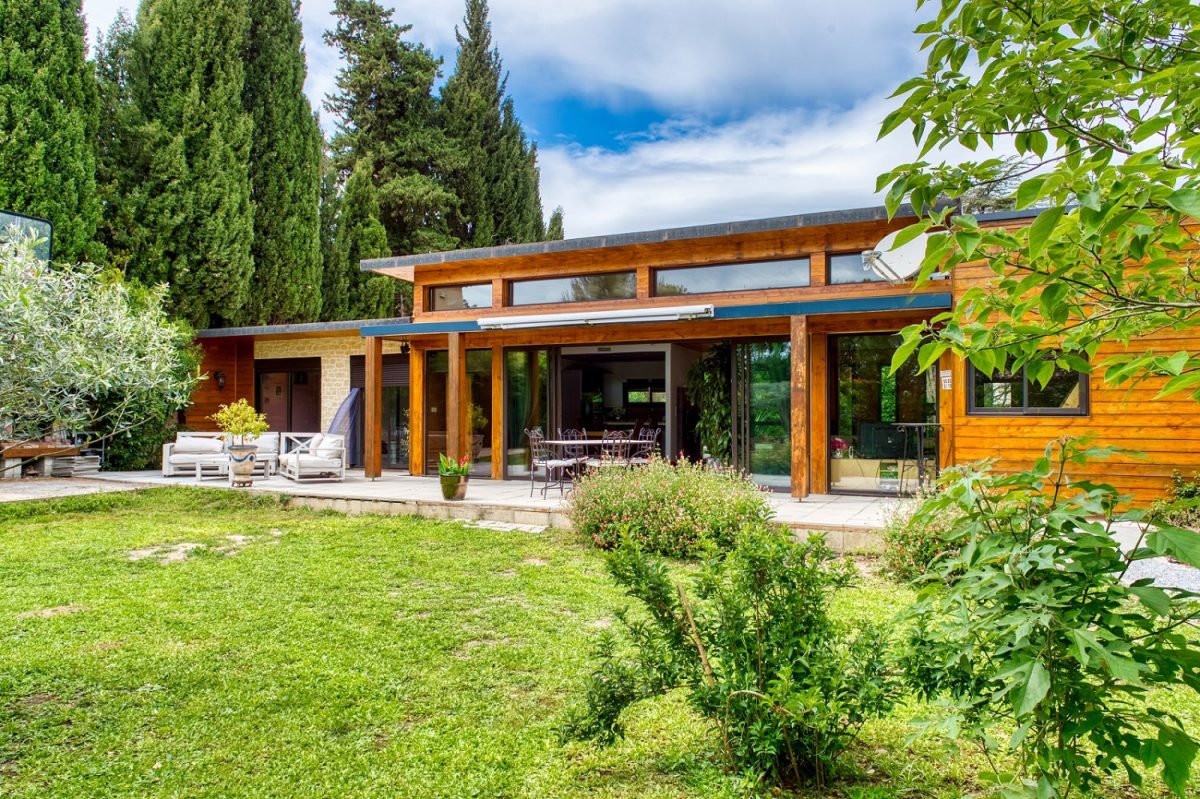 maison-en-bois-avant-gardiste-proche-de-sommieres-immobilier-insolite-les-archineurs