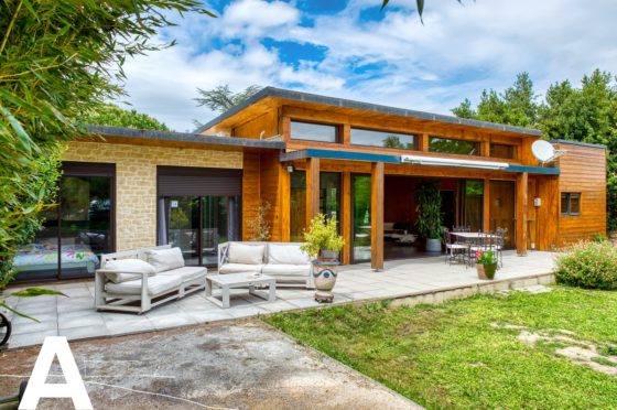 maison-en-bois-avant-gardiste-proche-de-sommieres-immobilier-insolite-les-archineurs