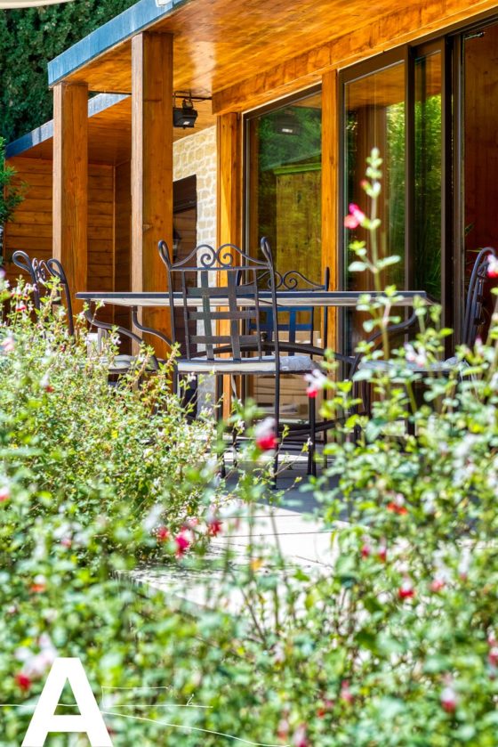 maison-en-bois-avant-gardiste-proche-de-sommieres-immobilier-insolite-les-archineurs